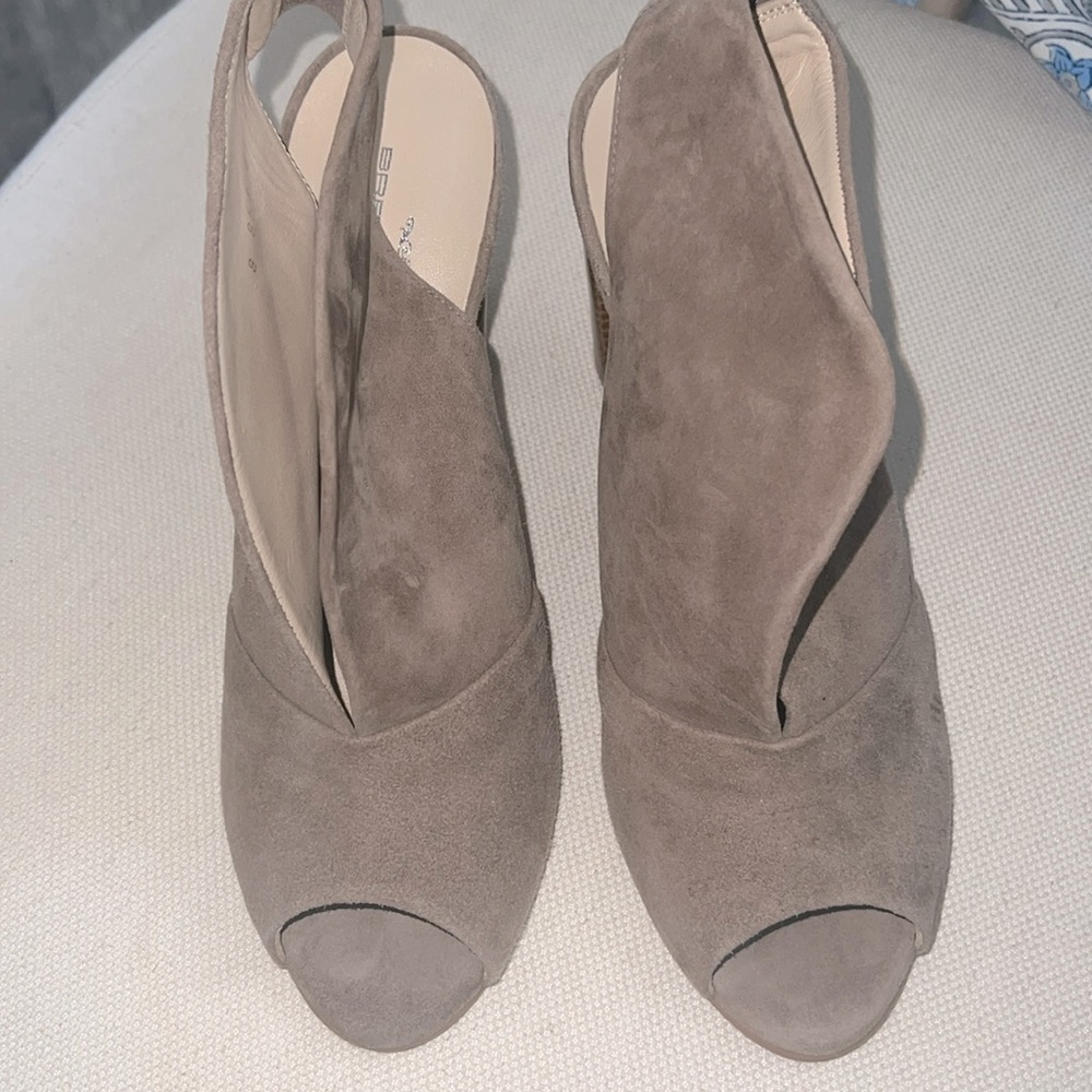 New without box Brenda Zaro Nude heels